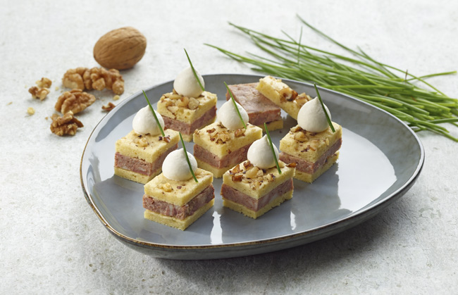Mini-bouchées à la terrine de campagne, Roquefort et noix