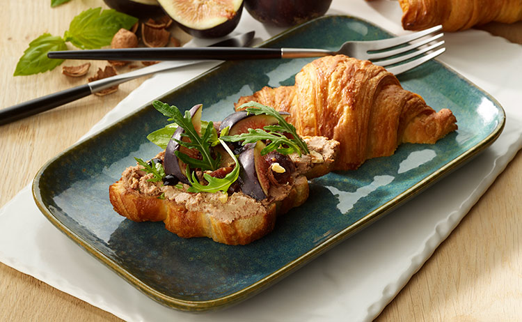 Croissant salé à la mousse de canard et figues