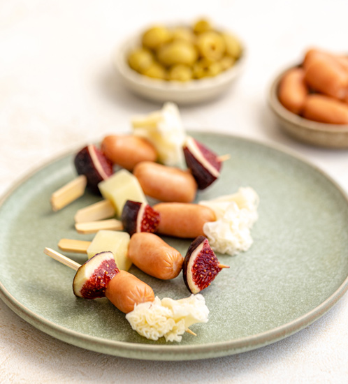 Mini-brochettes de saucisses cocktail, figue et tête de moine