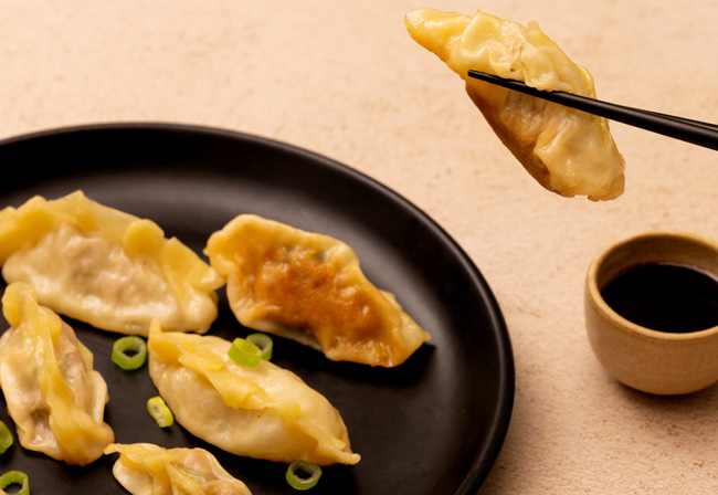 Gyozas maison croustillants (parfois orthographiés gyosas) farcis à la chair à saucisse Madrange, servis avec sauce soja et vinaigre de riz.