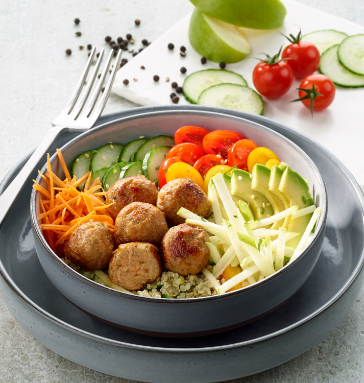 Poke bowl de quinoa et boulettes de viande