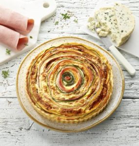 Tarte fleur aux légumes d'été, jambon blanc et Fourme d'Ambert