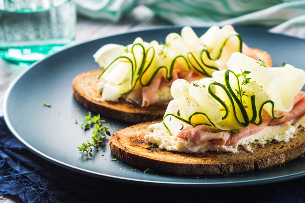 Assiette avec tartine à la courgette et au jambon blanc