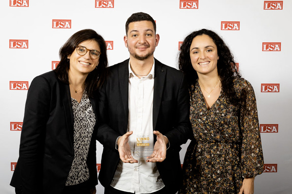 photo de l'équipe tenant le trophée LSA