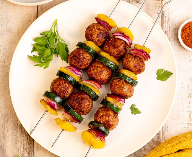 Brochettes aux boulettes de porc et légumes